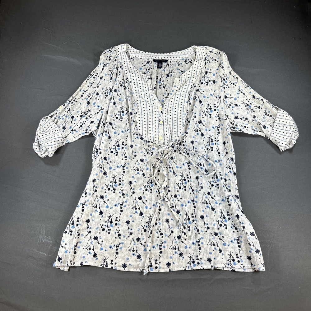 Tommy Hilfiger blouse featuring a delicate blue and black floral Xl